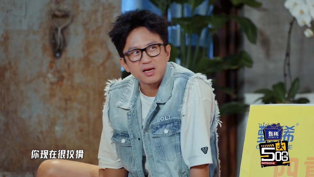邓超：发型乱了没关系，气势不能输。结果配上黑框眼镜，气势没输，喜感赢了。这生无可