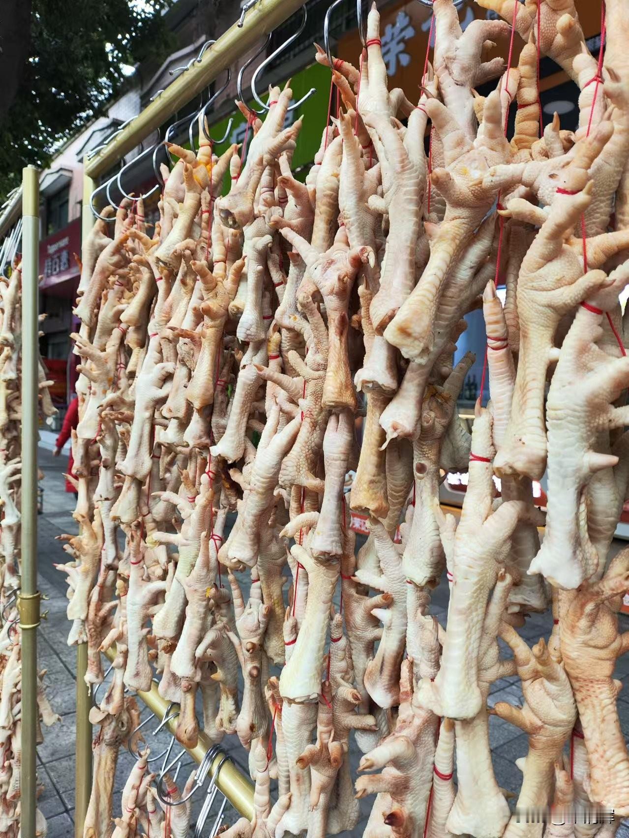 呼唤牛市鸡爪号称龙爪手最适合抓钱，如果你发现股市振幅太大心情不好，中午就要啃鸡爪