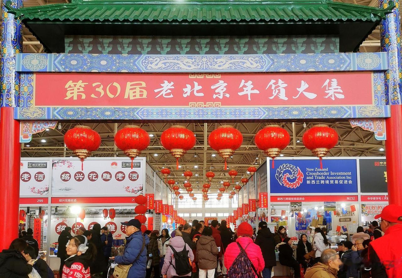 烟火寻常街巷暖，市集悠长忆芳华
夏日京城，各色市集烟火不息。热闹多元的集市，不仅