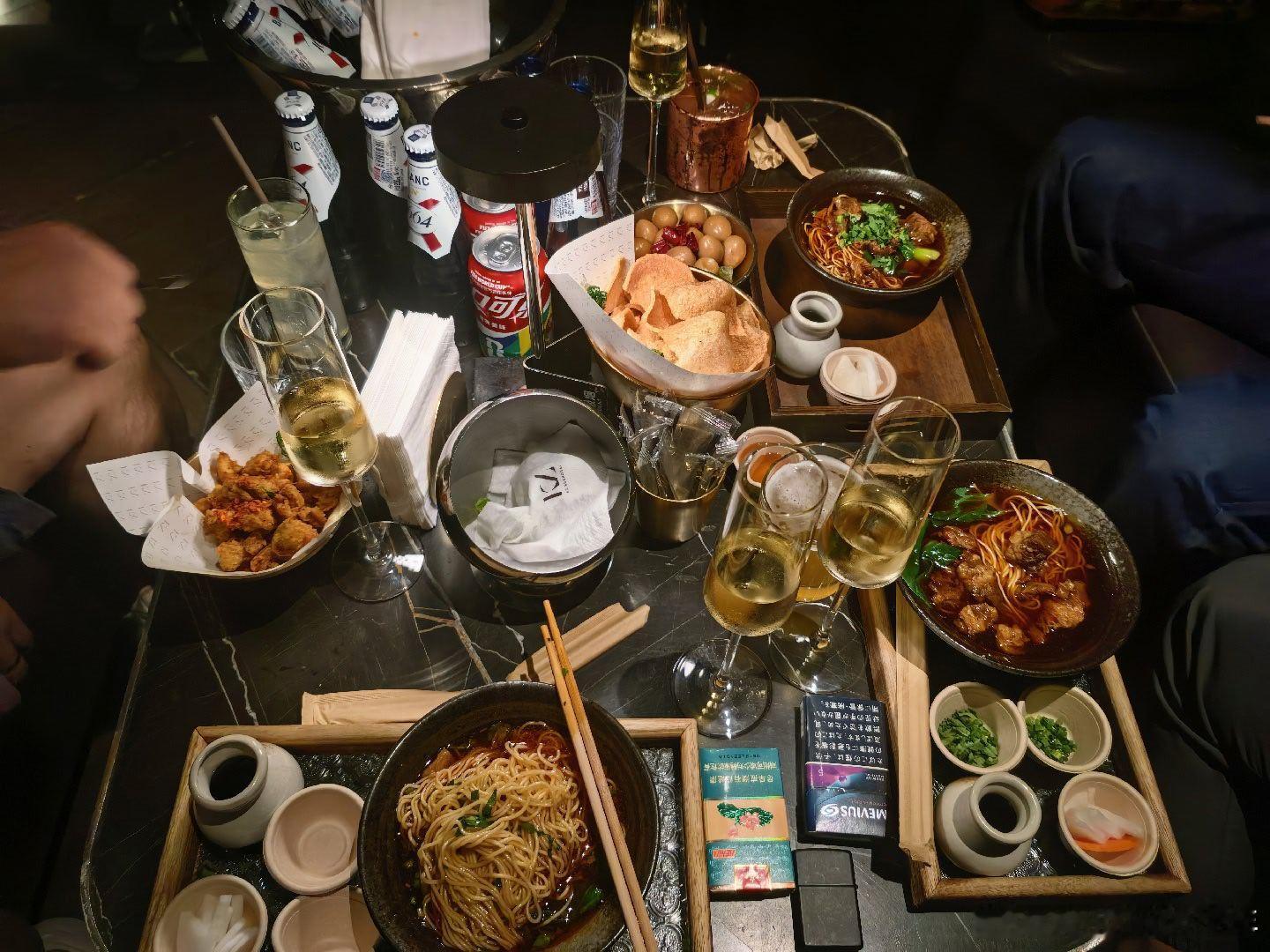 别人酒吧喝酒，我们酒吧吃面[挖鼻]我的日常plog ​​​