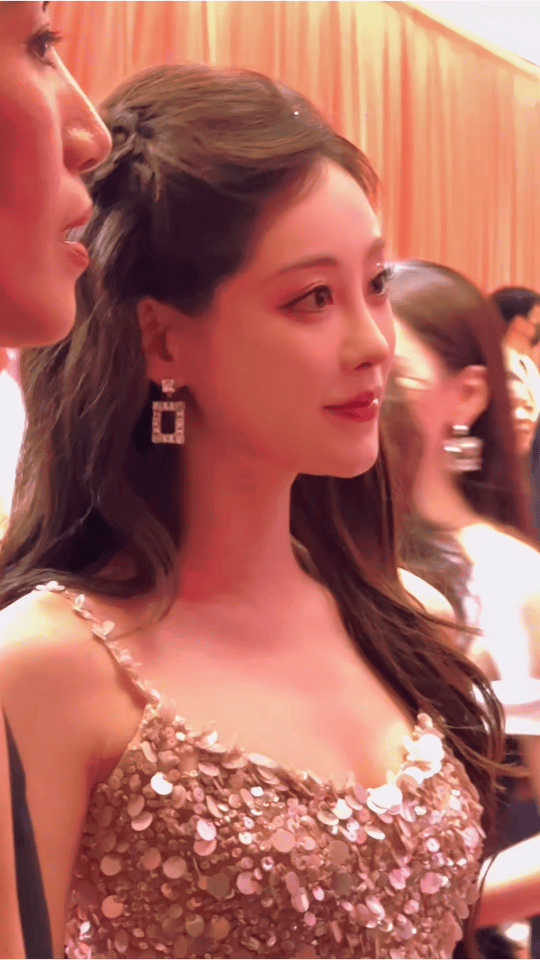 晚宴上的公主祝绪丹RV晚宴上的祝绪丹 祝绪丹身穿亮片裙亮相RV晚宴，闪闪发光又美