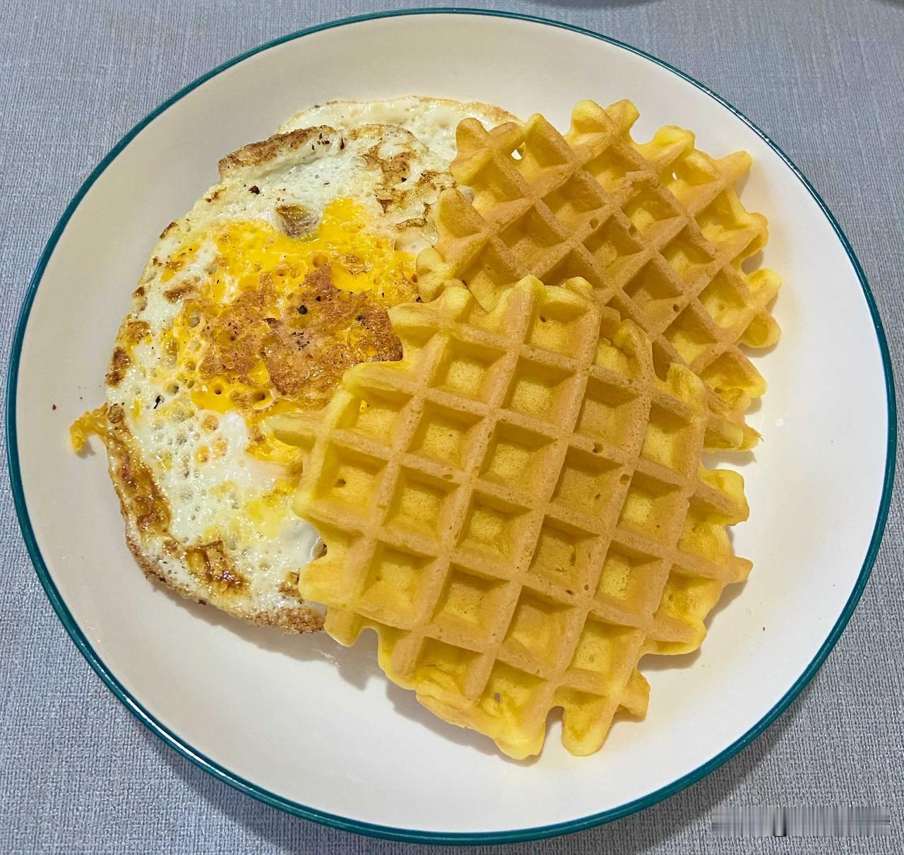 简单一点的早餐，一碗牛奶泡燕麦，一块华夫饼，一个煎蛋，综合起来就是咸甜味的早餐。