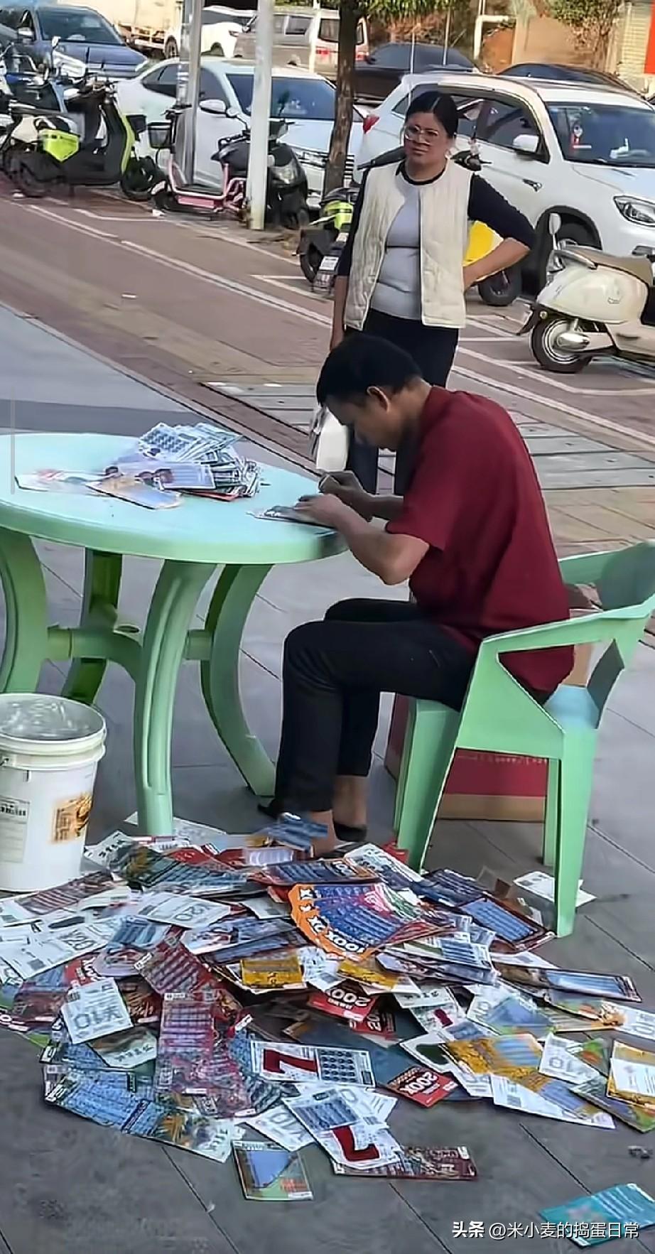 大叔都刮破产啦，还不死心!
刮刮乐刮到满地废票，网友：投降输一半吧
 
惠州街头