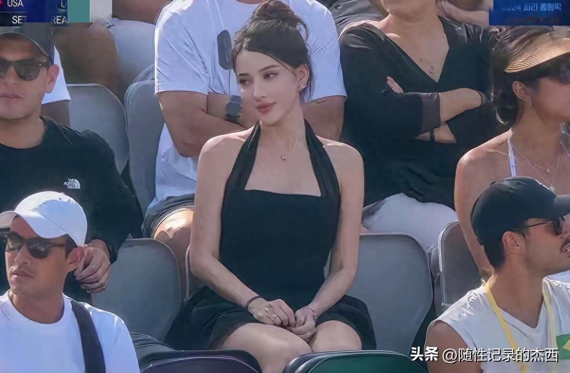 世界杯看比赛的观众席上总会有靓丽的身影，这位美女着装打扮就像走红毯的女明星，太有