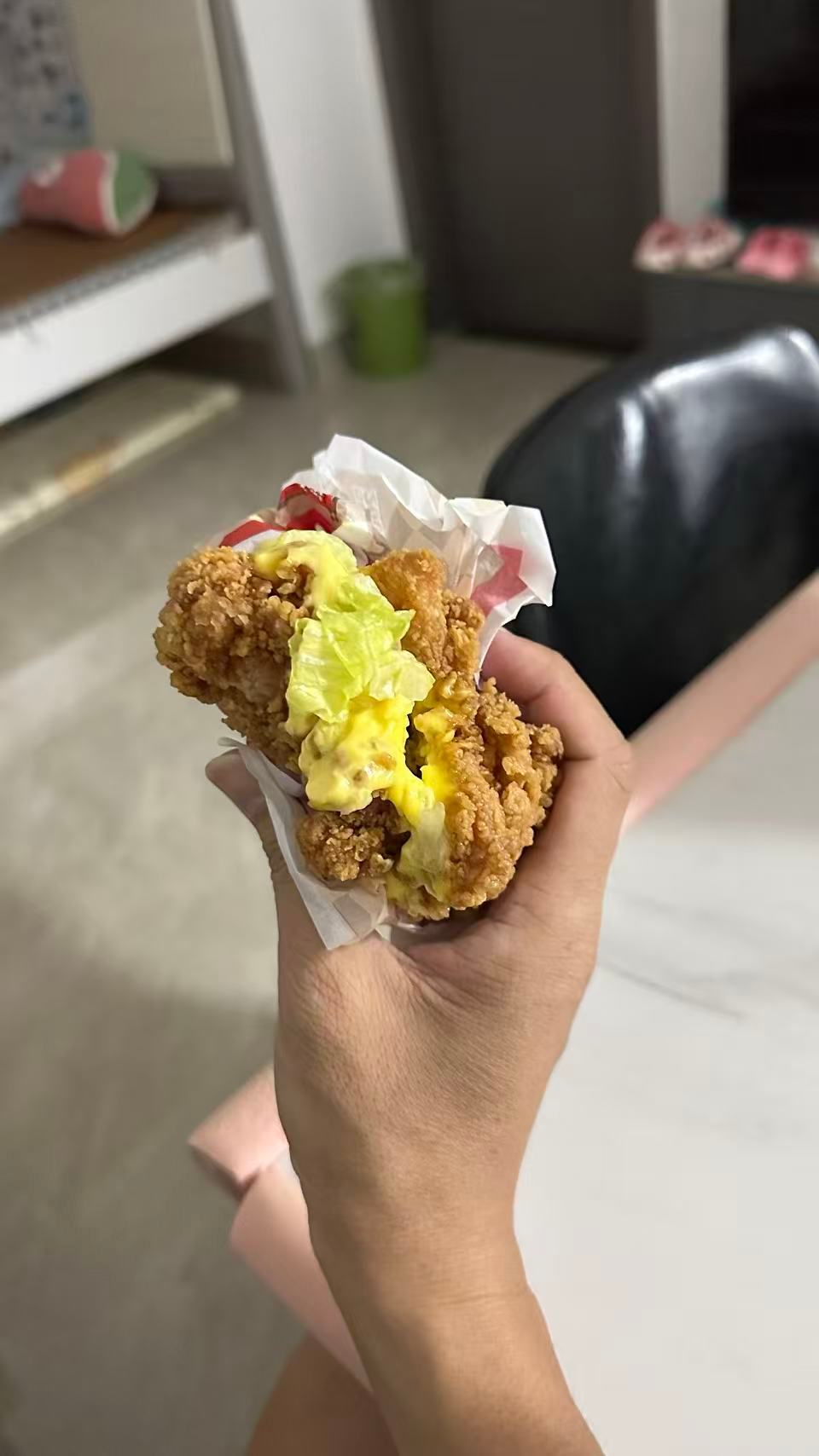 华莱士新出的厚霸堡，意外得很好吃看名字就知道是仿肯德基的肉霸堡——那个超夯！两块