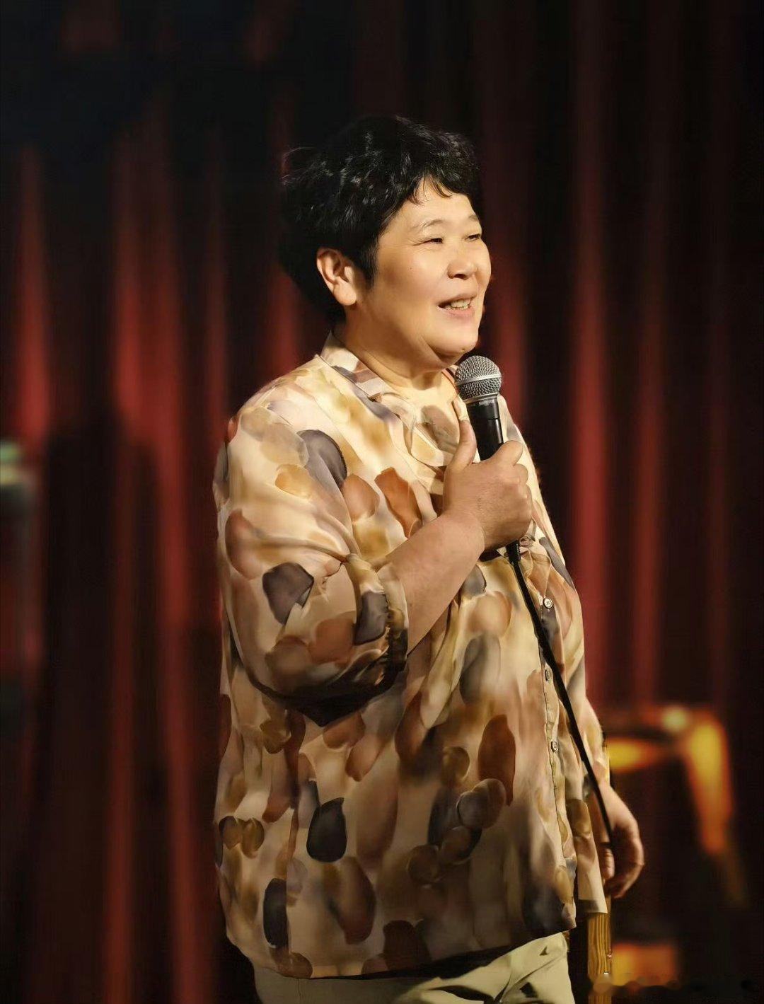 房主任驰援广西洪灾捐赠10万房主任驰援广西洪灾房主任拿出十万块驰援广西洪灾区，全