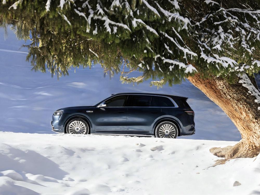 问界M8冬测展现冬日出行新体验，周末游玩说走就走
北方的冬天虽然寒冷，但雪景和冰