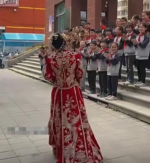 “这女老师火了！”陕西，女老师结婚邀请全班同学来吃席，家长统一随200元礼金，不