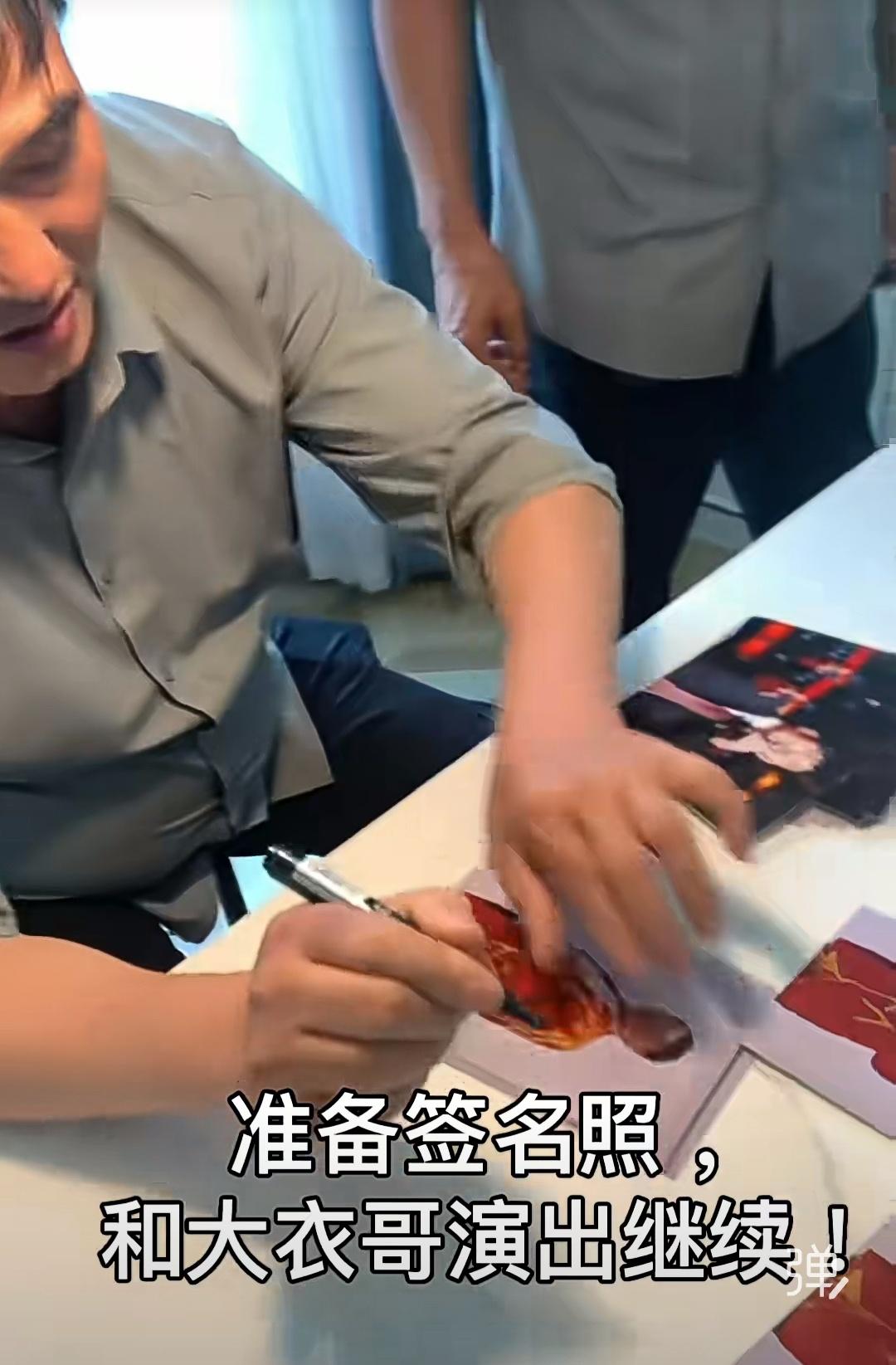 一个没读多少书的农民哥手有出人投地的机会，这是社会公平。这个农民哥手走红后抓开毛