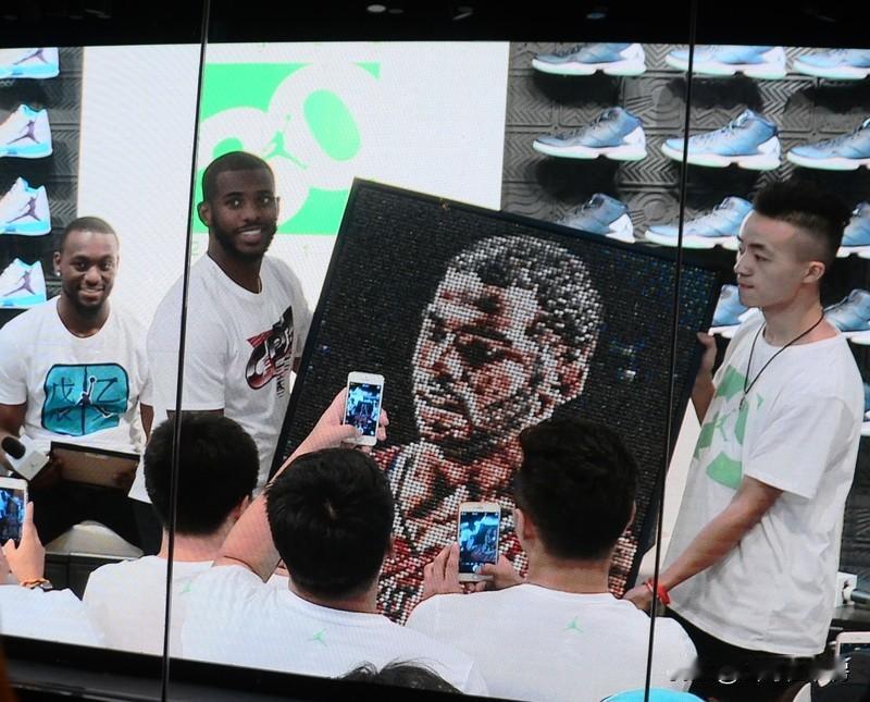 快船播放视频致敬保罗最后一个赛季 快船播放视频致敬保罗最后一个赛季，这画面太让人