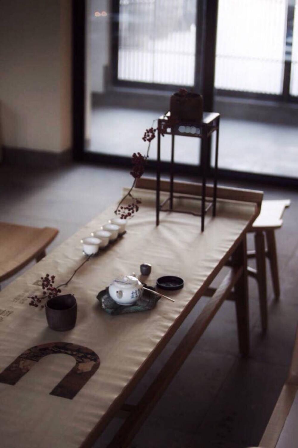 “守嘴不惹祸，守心不出错，见人少说话，见事少掺合，水太深风太大，没有实力少说话！