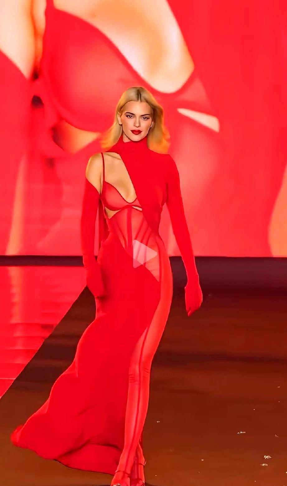 她竟然敢穿！
一条纱裙开到肚脐，内裤清晰可见，巴黎时装周上所有镜头都为她疯转。