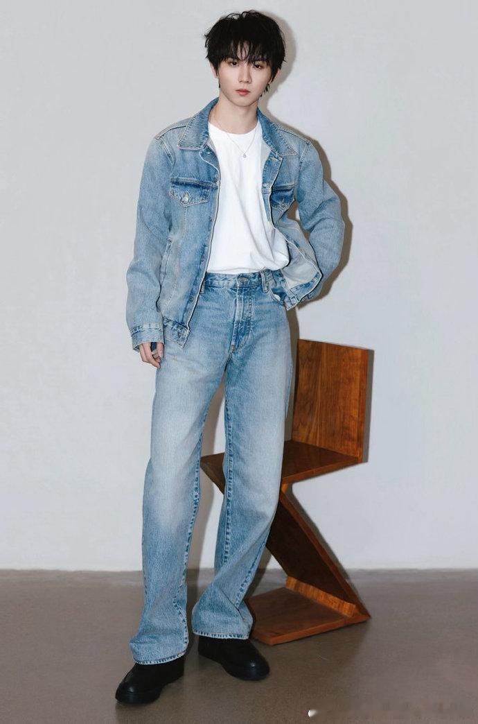 马嘉祺牛仔look 牛仔 look 完美适配马嘉祺，清爽干净又酷帅有型，身形线条