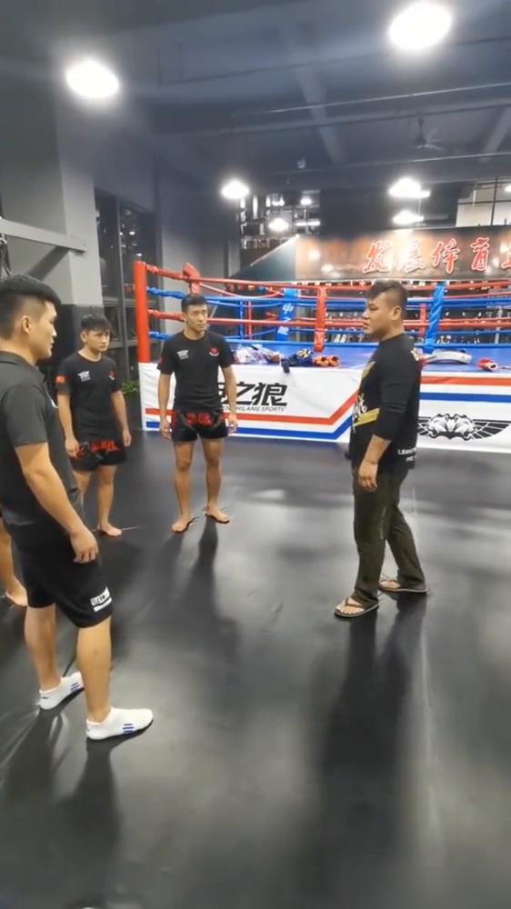 柳海龙是散打圈的狠角色。
拿过世界冠军，正宗散打王，腿法猛得离谱，腾空飞踢、剪