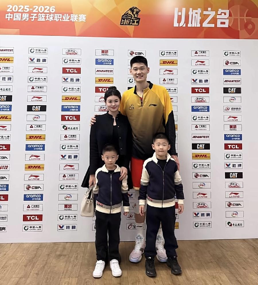 荣耀典藏：中国男篮主力胡金秋一家子~
12月12日晚CBA新赛季揭幕战，浙江广厦