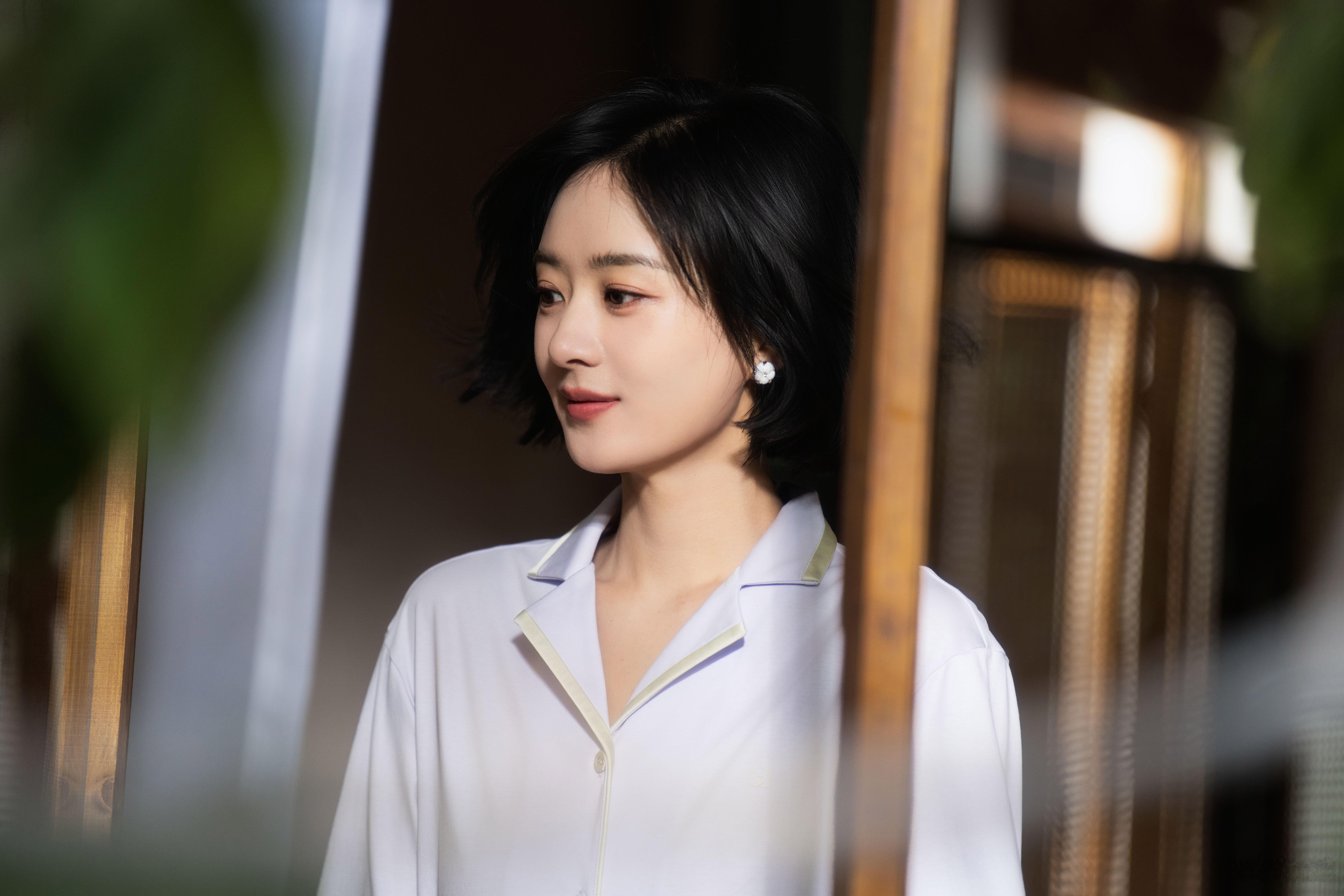 赵丽颖棉花耳钉赵丽颖短发发带造型赵丽颖带来立秋的第一套look，白色的棉花耳钉好