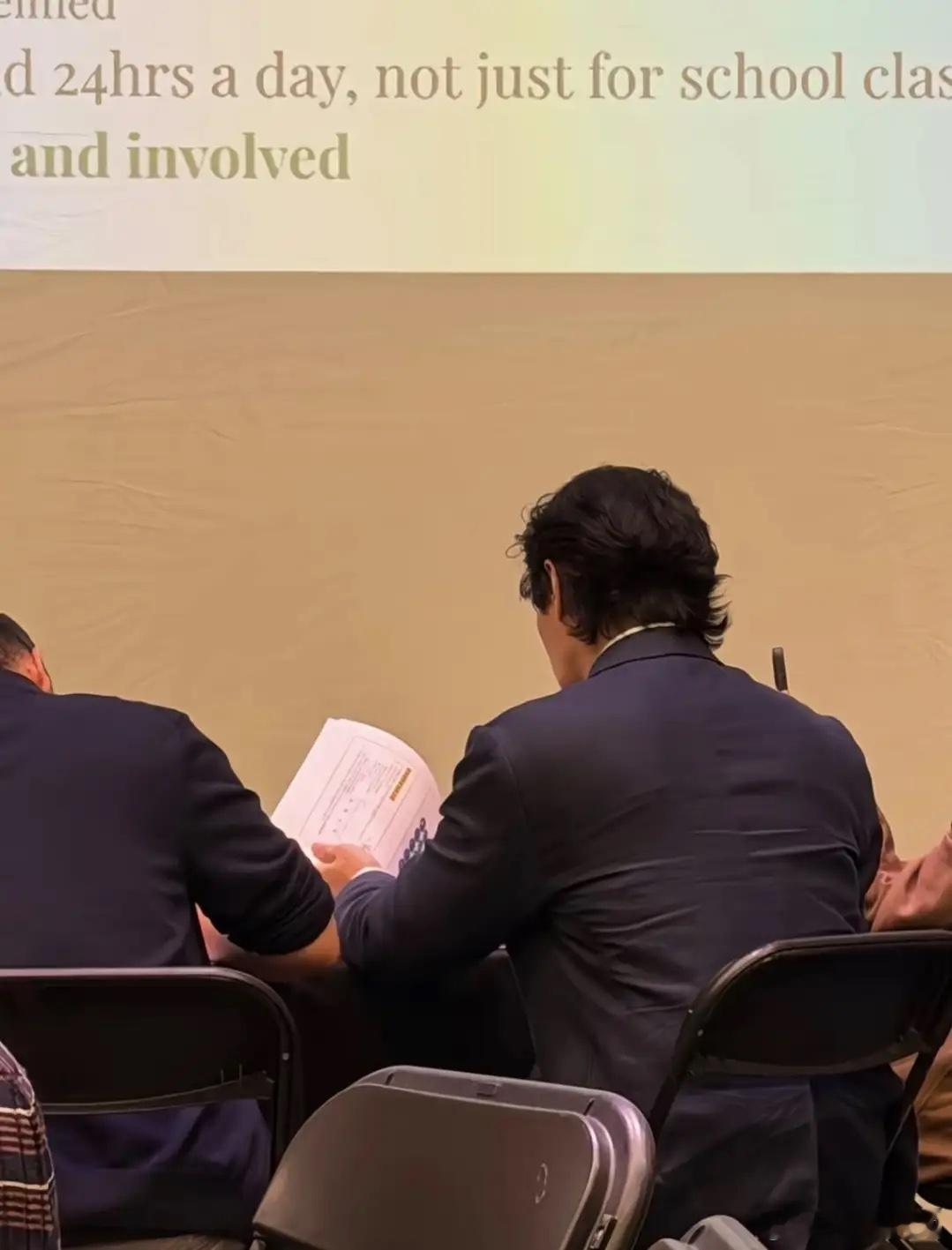 张东健美国被偶遇，送儿子去上高中，54岁状态好没有医美过度！ ​​​