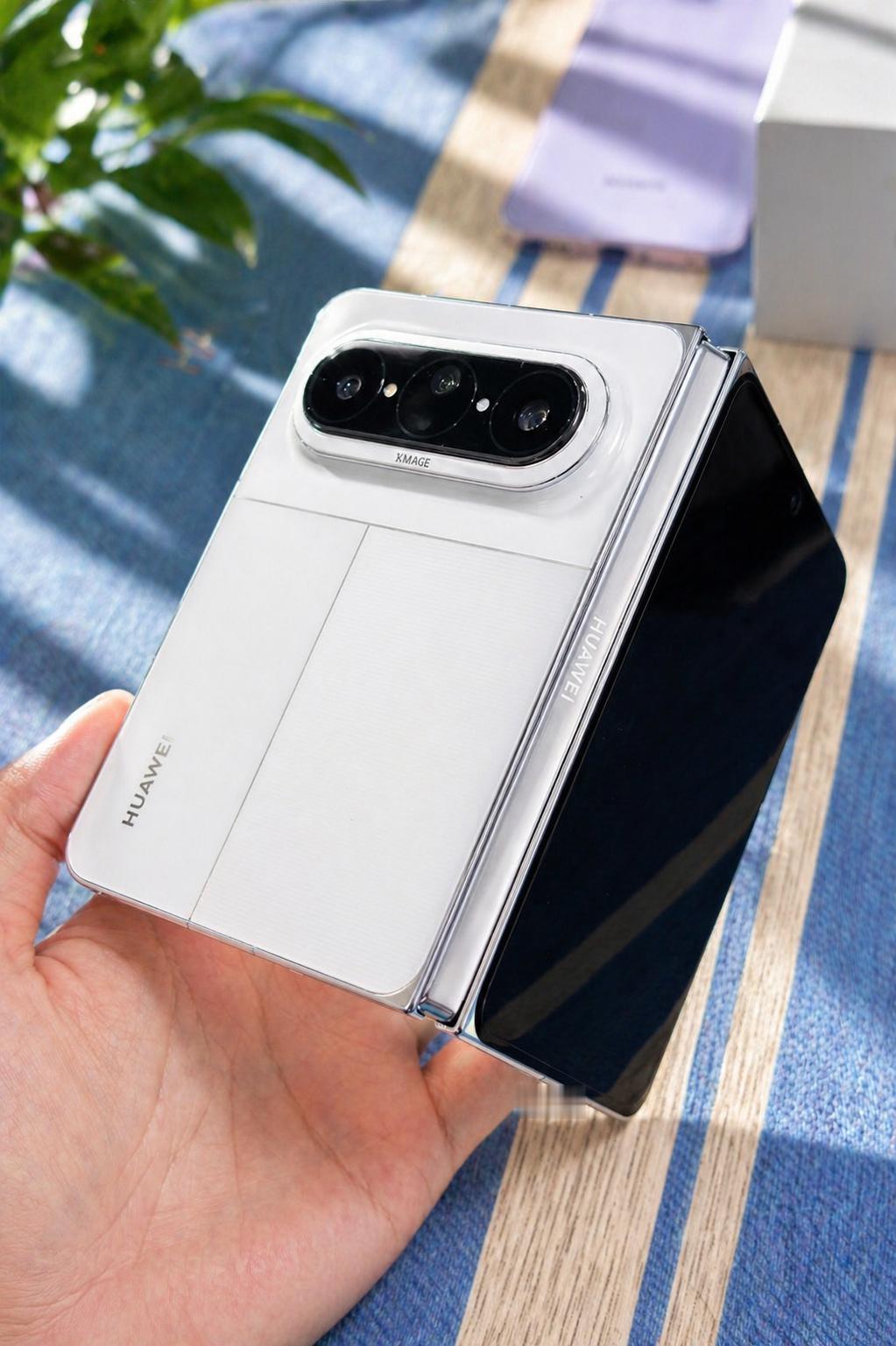 身边朋友都说我这个白色的好看。华为PuraXMax首销日销量曝光卖得确实也很好～