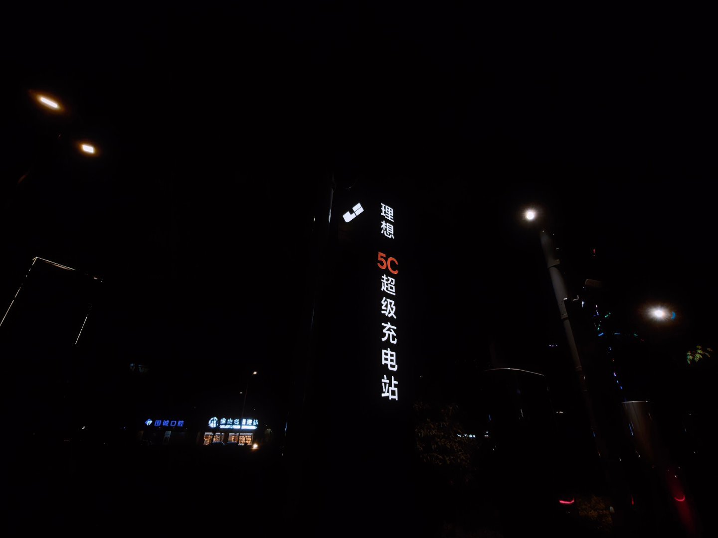 这两天公司安排在顺德开年中会议从深圳过来整整 100 公里酒店楼下就是理想的城市