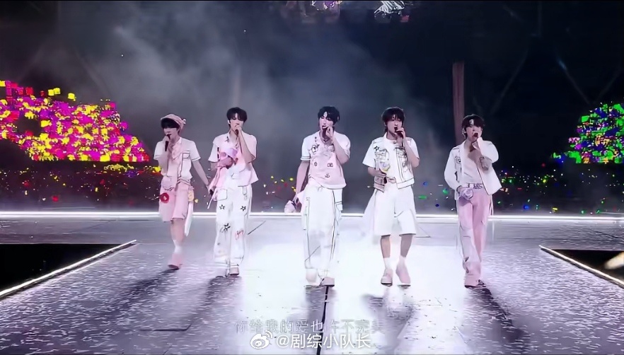 TOP演绎《不完美小孩》，朱志鑫、张泽禹、左航、张极、苏新皓登台。唱着不完美的主