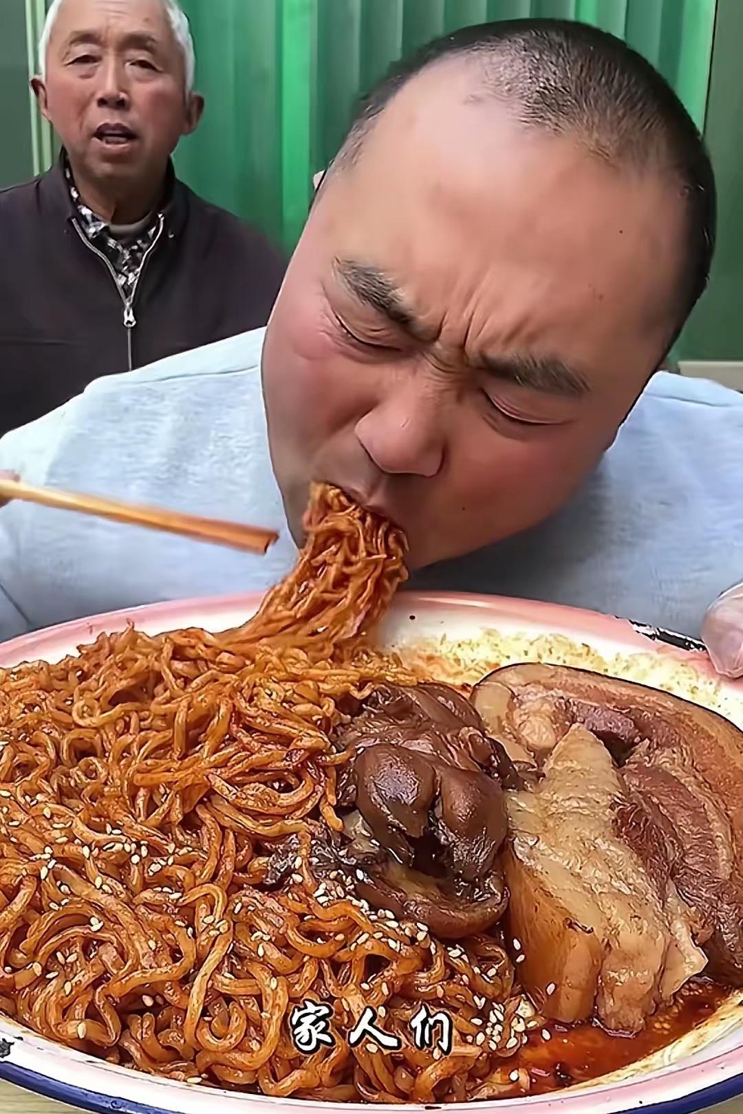 吃播背后有着诸多不为人知的艰辛，吃播“小张不饿”便是其中一员。最初看到小张吃播的