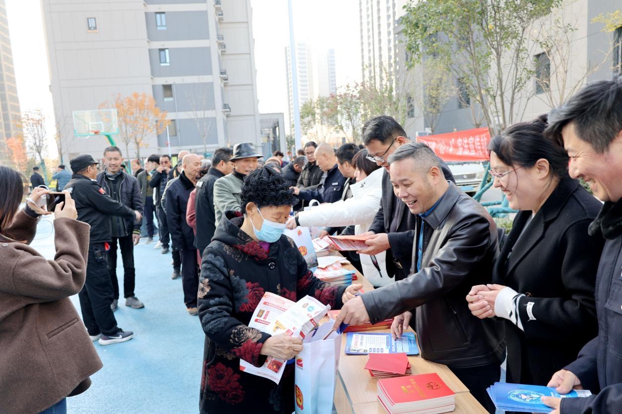 弘扬宪法精神 筑牢安全防线
兴隆街道举办“宪法宣传周”活动
12月1日，在第十二