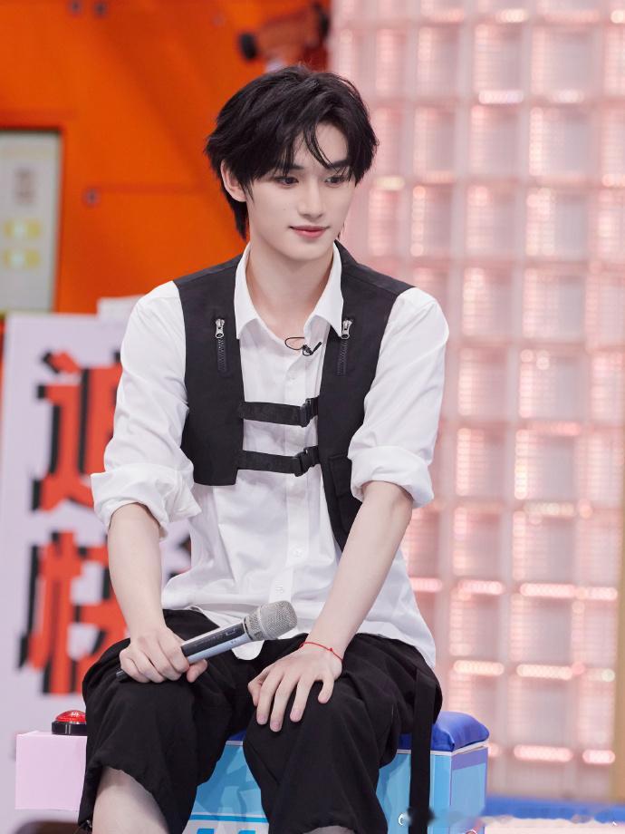 丁程鑫镜头感丁程鑫不愧是爱豆出身的你好星期六 好六舞台上丁程鑫用实力诠释什么叫镜