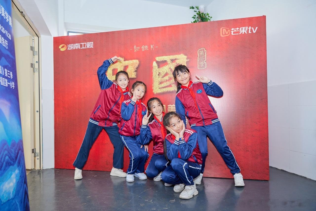 #纪录片中国# 确定这是小学生？他们的画也太太太好看了吧~我这样的灵魂画手水平是
