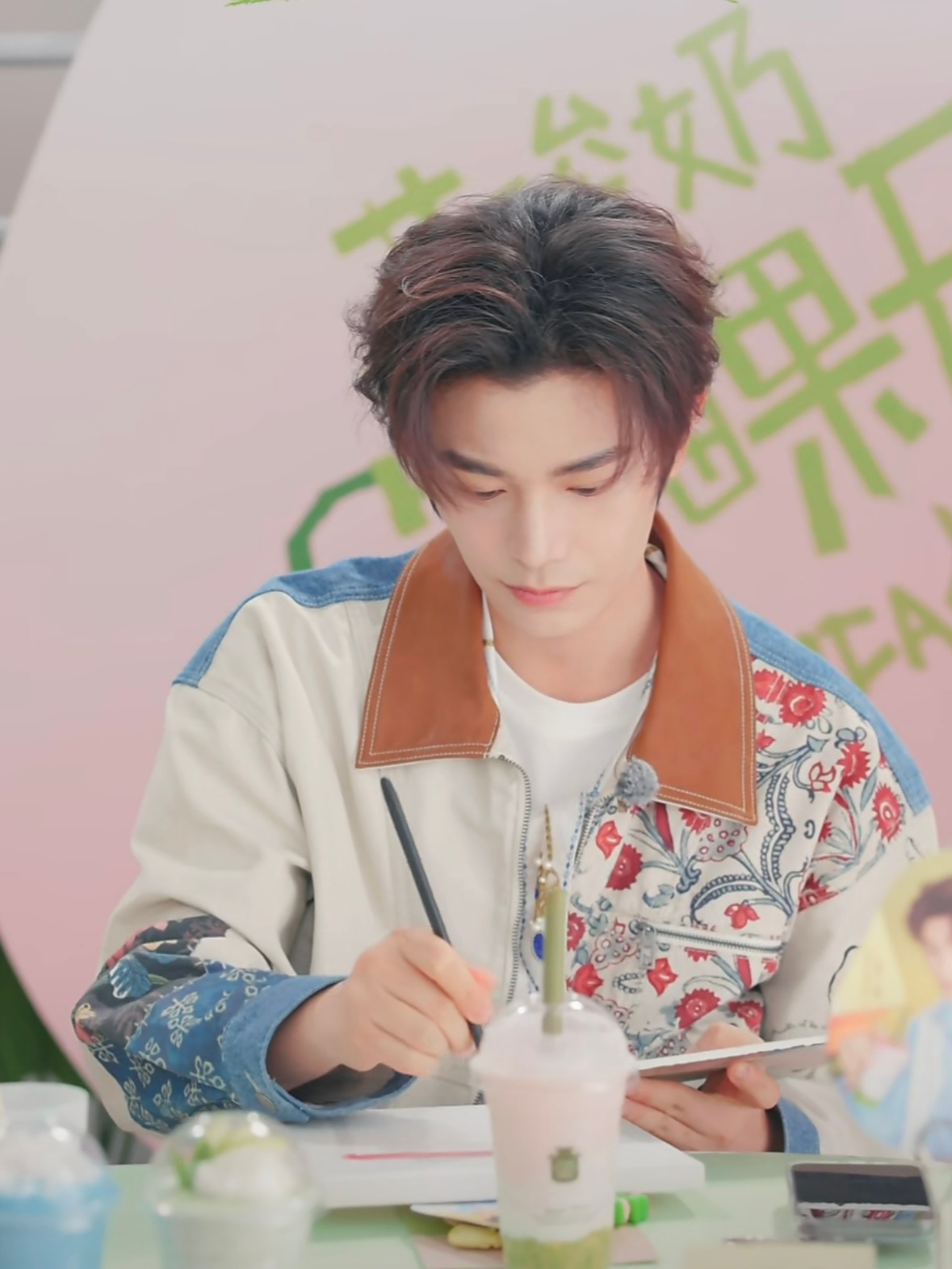 丁禹兮｜茉酸奶MOREYOGURT丁禹兮今日品牌直播造型，身穿Desigual 