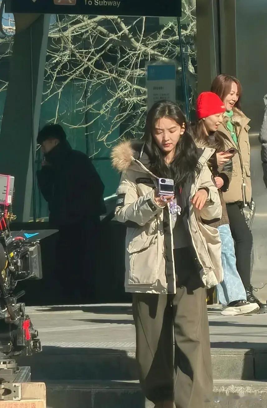 路人镜头下的章若楠，破碎感浑然天成，真实又戳人～ ​​​