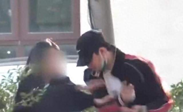 她当街跪了两次，演员张铭恩抽着烟没扶：好的爱情不该让人跪下
