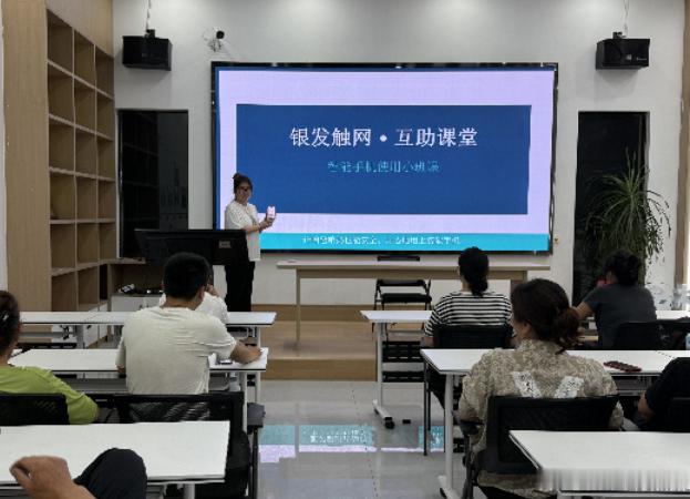 台州仙居反诈小课堂开到百姓家门口反诈宣传过程中，工作人员坚持宣讲与实操并行，手把