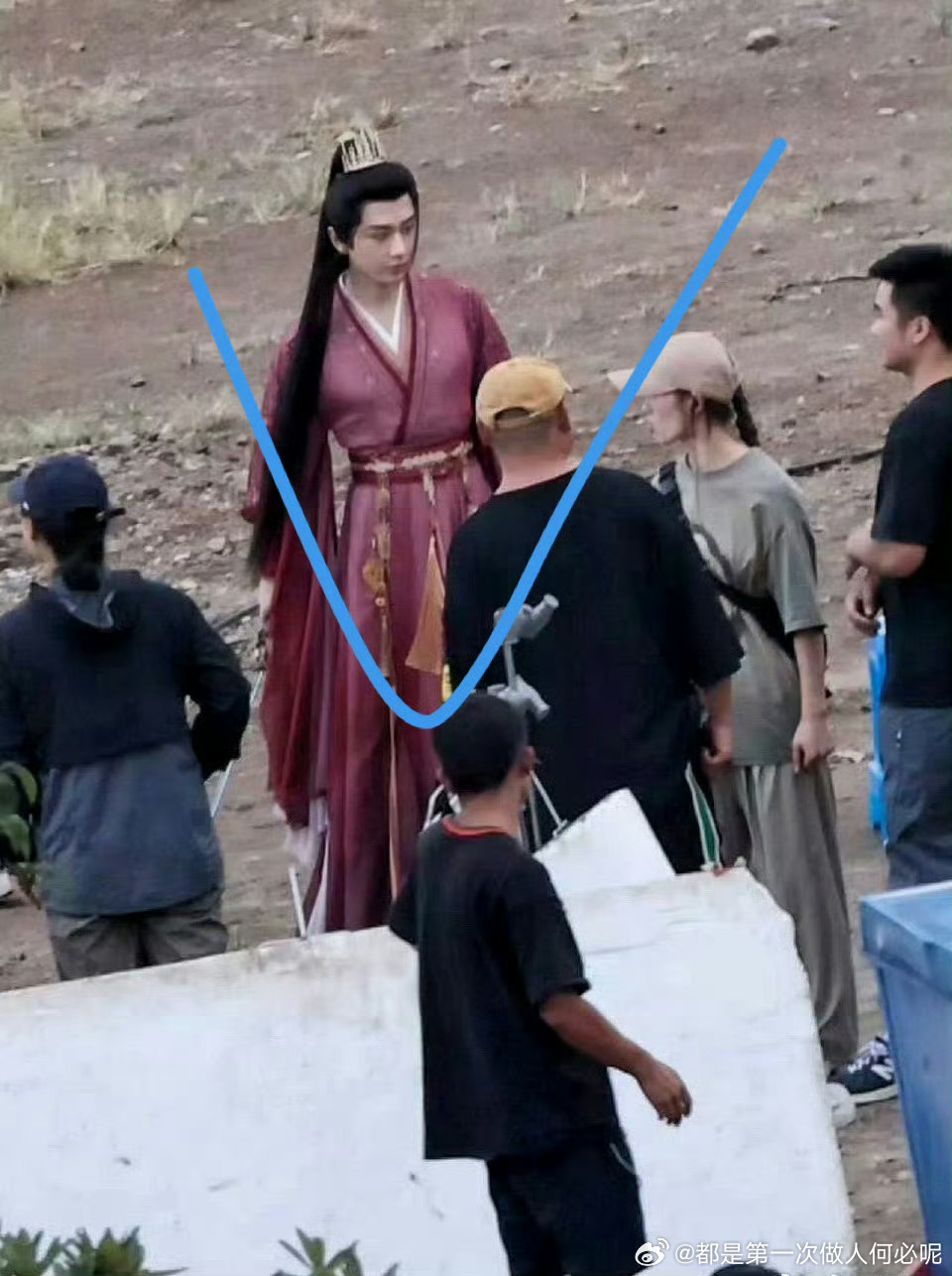成毅新剧路透，这服装认真的吗？受不了了粉丝不骂工作室吗 ​​​