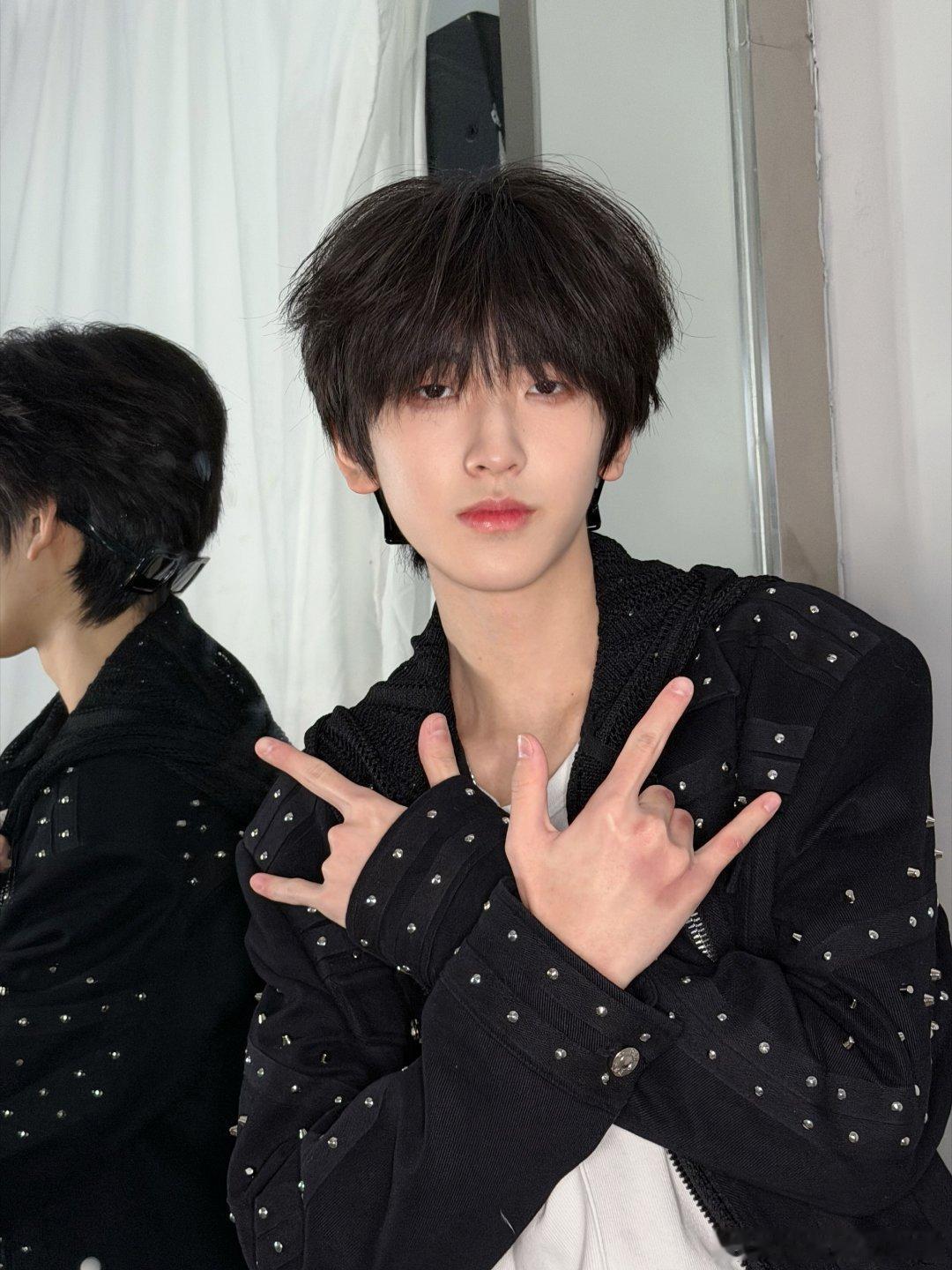 左奇函第二形态十八宫格这个左奇函奇函左怎么帅成这样