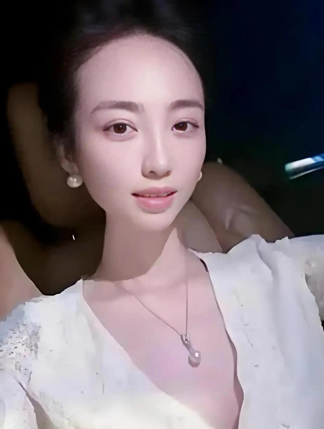 当年，白珊珊也是凭借在模特组比赛冠军的身份进入恒大集团的民族歌舞团的，之后又是凭