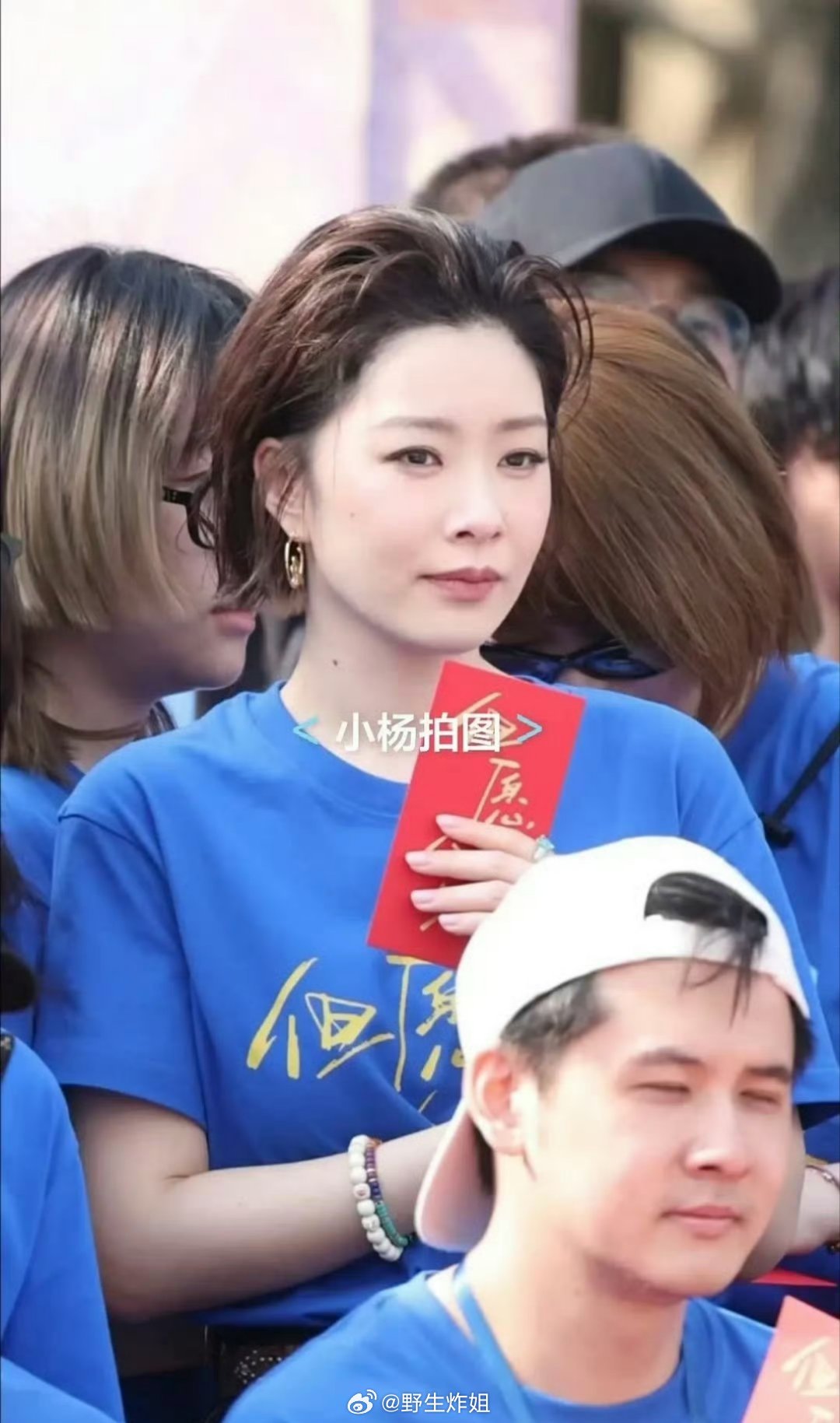 我的天啊，这个人居然是王菊，第一眼看过去还以为是哪个新人演员呢，不说是王菊真的猜