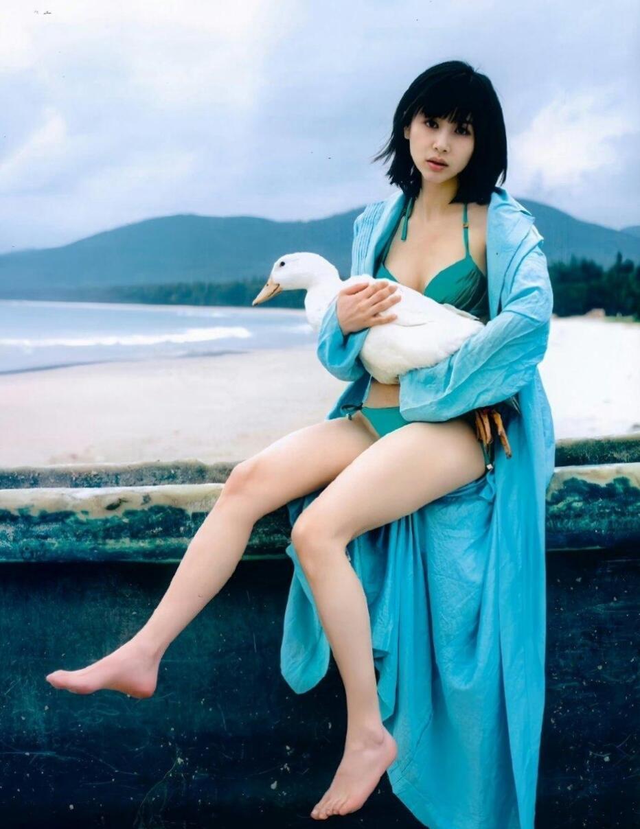 王子文居然拍过比基尼写真，身材太火辣了 