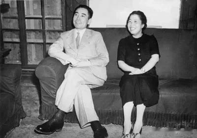 1976年底，在周总理逝世一周年前夕，《人民日报》写了三篇悼念文章，送邓颖超审阅