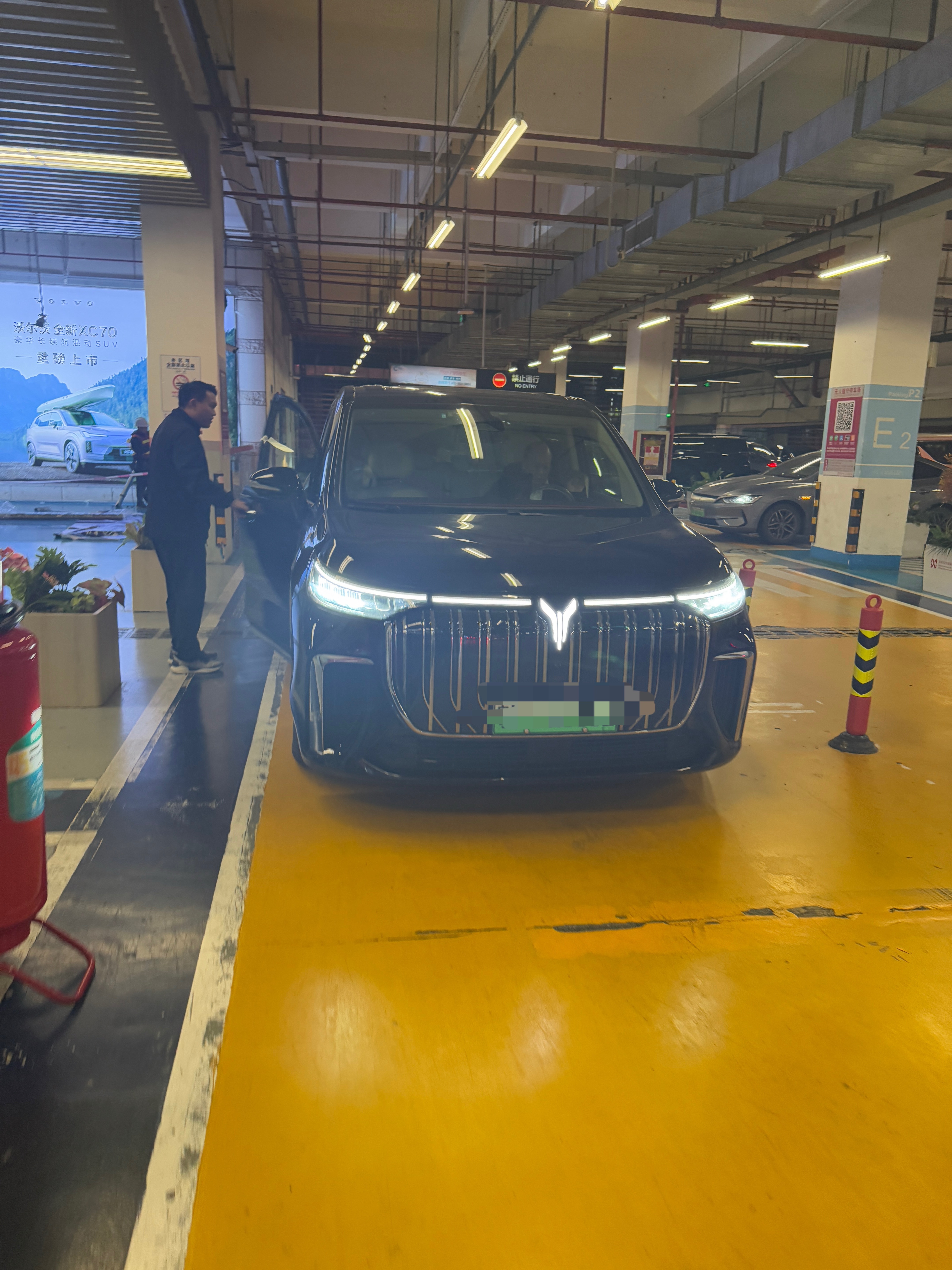 终于到酒店了！猜猜明天试啥车 