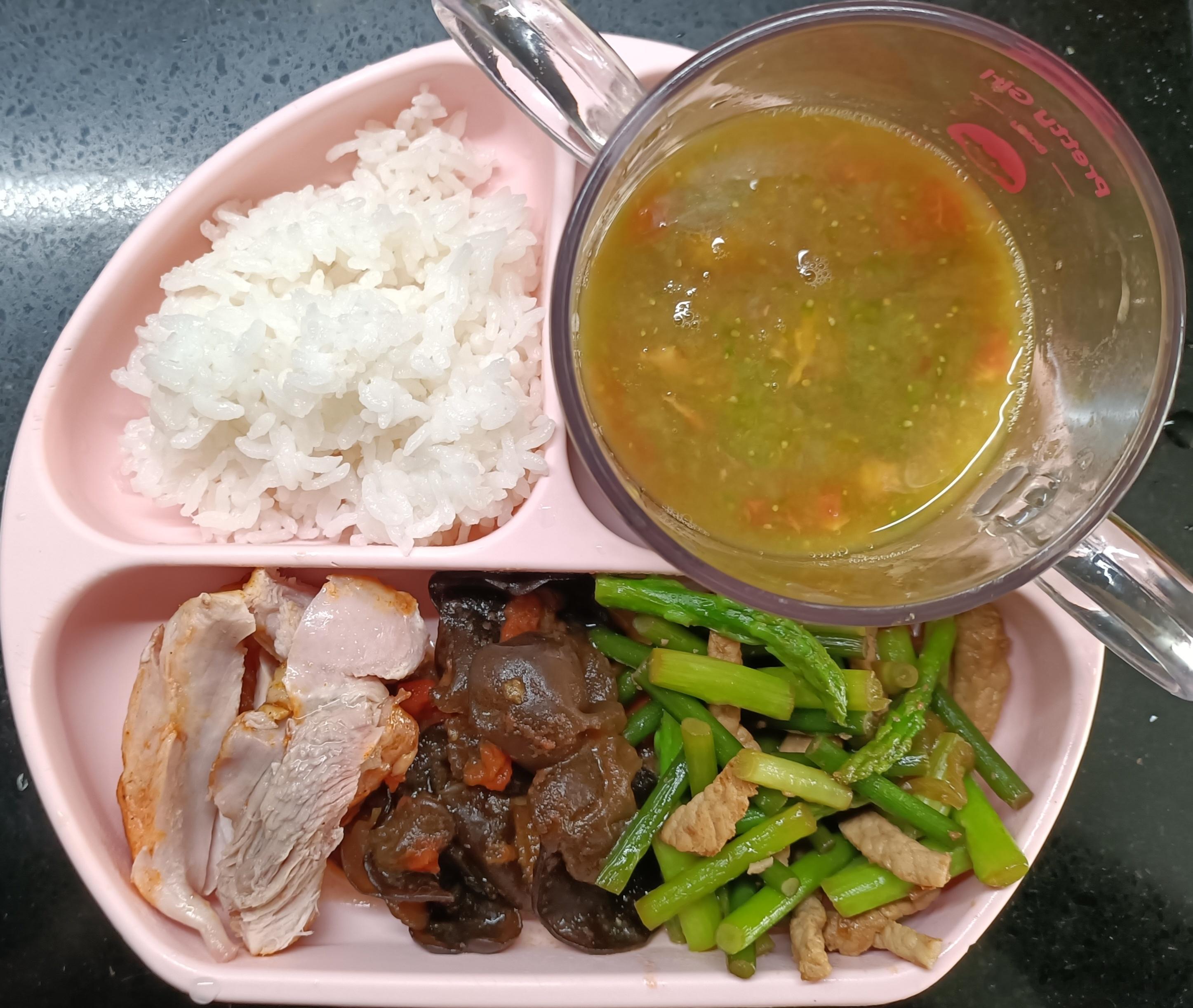 #糖糖的饭饭##科学育儿营养护航# 昨天午餐：米饭，炒蒜薹，木耳，烤鸡腿肉，番茄