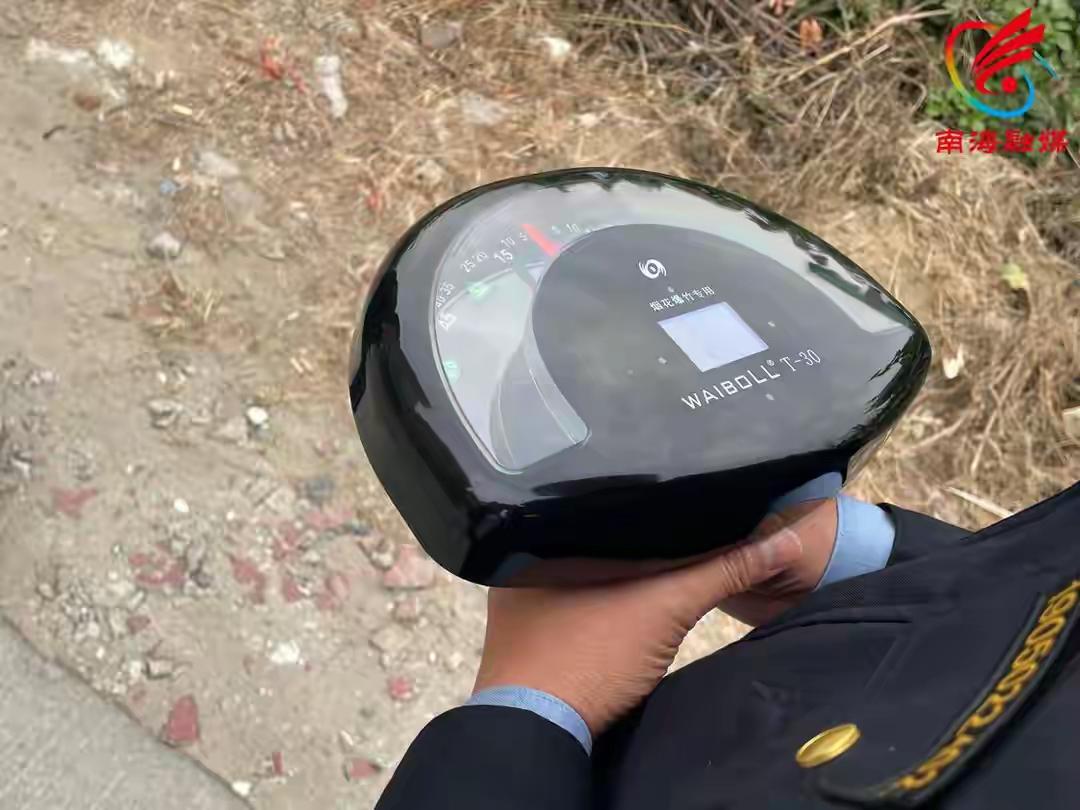 [捂脸]鞭炮探测仪是不是唬人的？
这黑科技，据说一探一个准儿。不论你把鞭炮藏在什