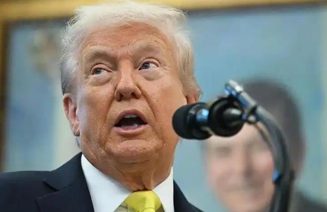 就在刚刚
特朗普又开始自吹自擂了

一边吹自己搞出