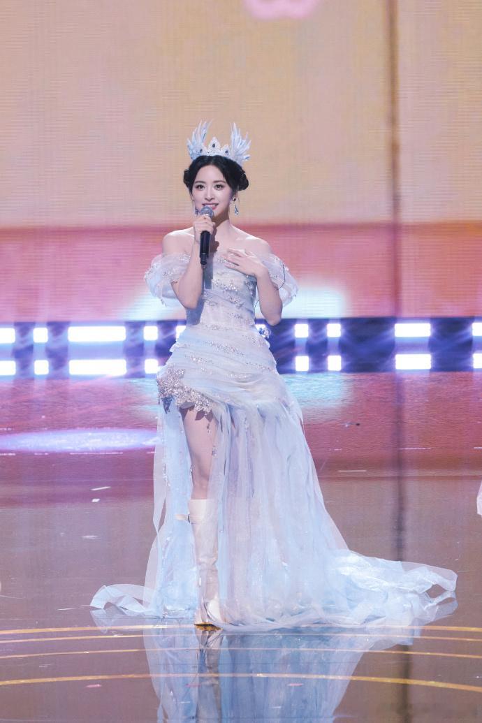 沈月吃了900多岁的盐看沈月在央视里大口吃古法盐烤鱼的样子太治愈了，全程吃得津津