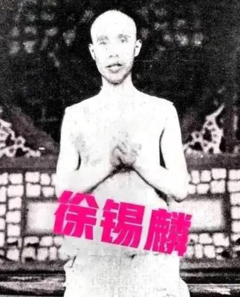 1907年，徐锡麟被绑在刑场上，刽子手抡起铁锤，对他的下半身进行了残忍的打击，接