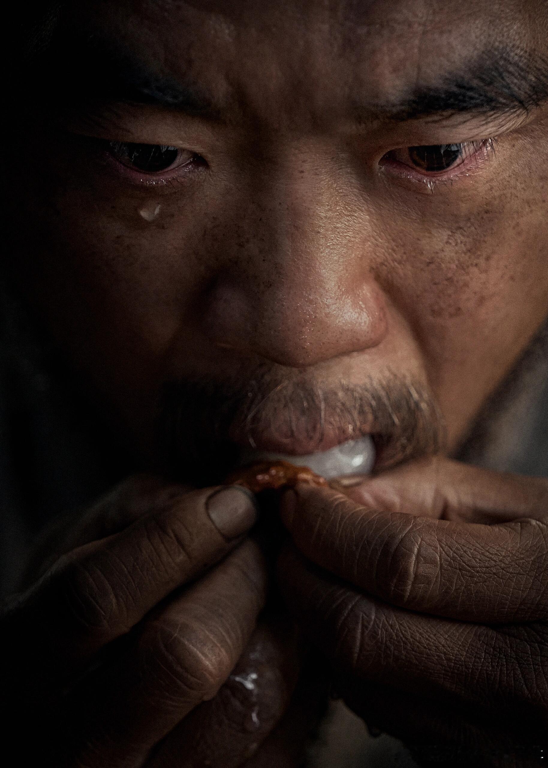 大鹏这个吃荔枝的画面有点震撼[捂嘴哭] ​​​