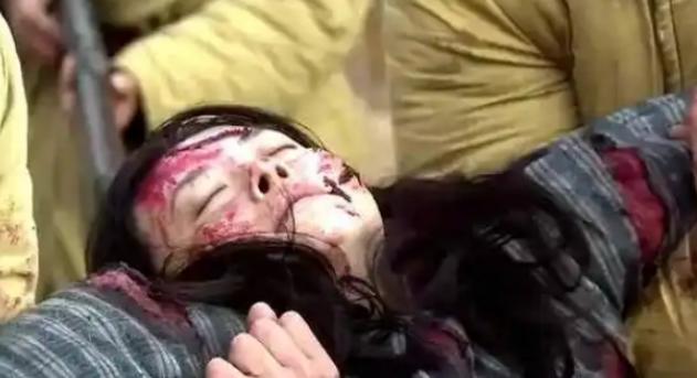 一个被称为“原木”的女囚被两名士兵架进解剖间，雪亮的斧刃反复落下，一颗尚有余温的