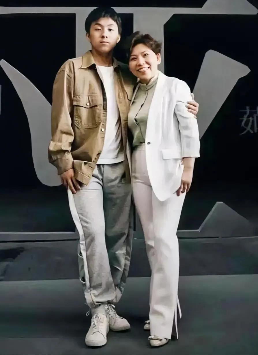 邓亚萍和儿子林瀚铭的同框合影。

邓亚萍是世界乒坛首位女子“大满贯”得主，职业生