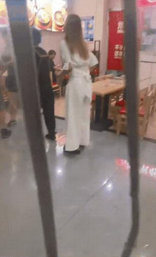 离谱又真实！女子点拌饭外卖，收到后发现店家漏放酱料。她既没第一时间联系商家补送，