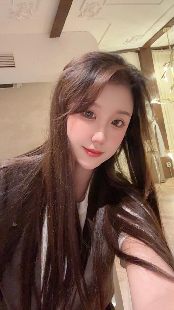 别人总说她性子开朗又乐观  但只有她自己知道，她总会莫名其妙的掉眼泪，她就算流着