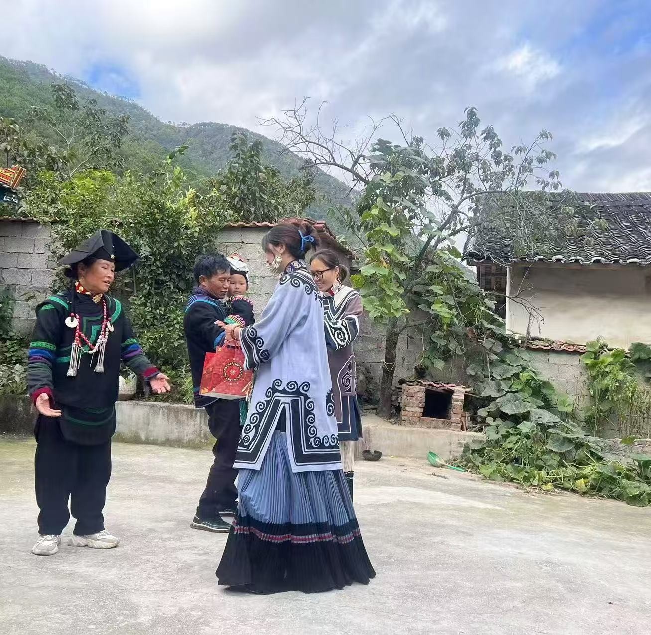 吉克隽逸过年不想下班   吉克隽逸现身大凉山彝族年村晚和大家一起过年了呀，这一次